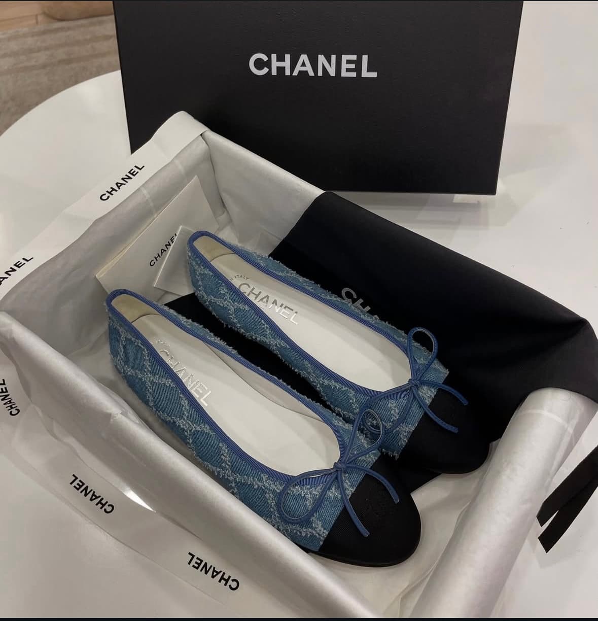 Ballerines Chanel — Denim bleu & bout noir