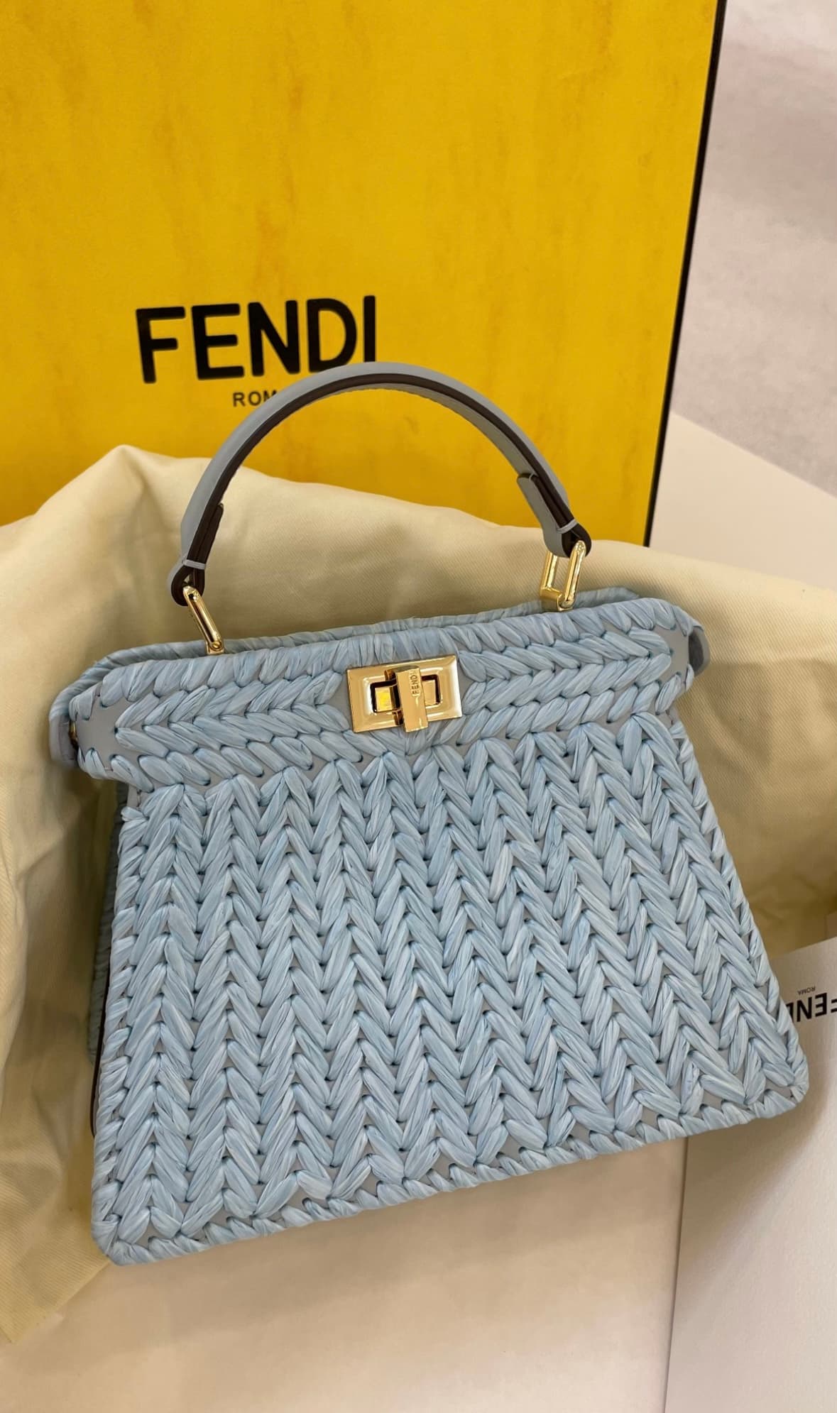 Fendi Peekaboo — Raphia tressé bleu ciel