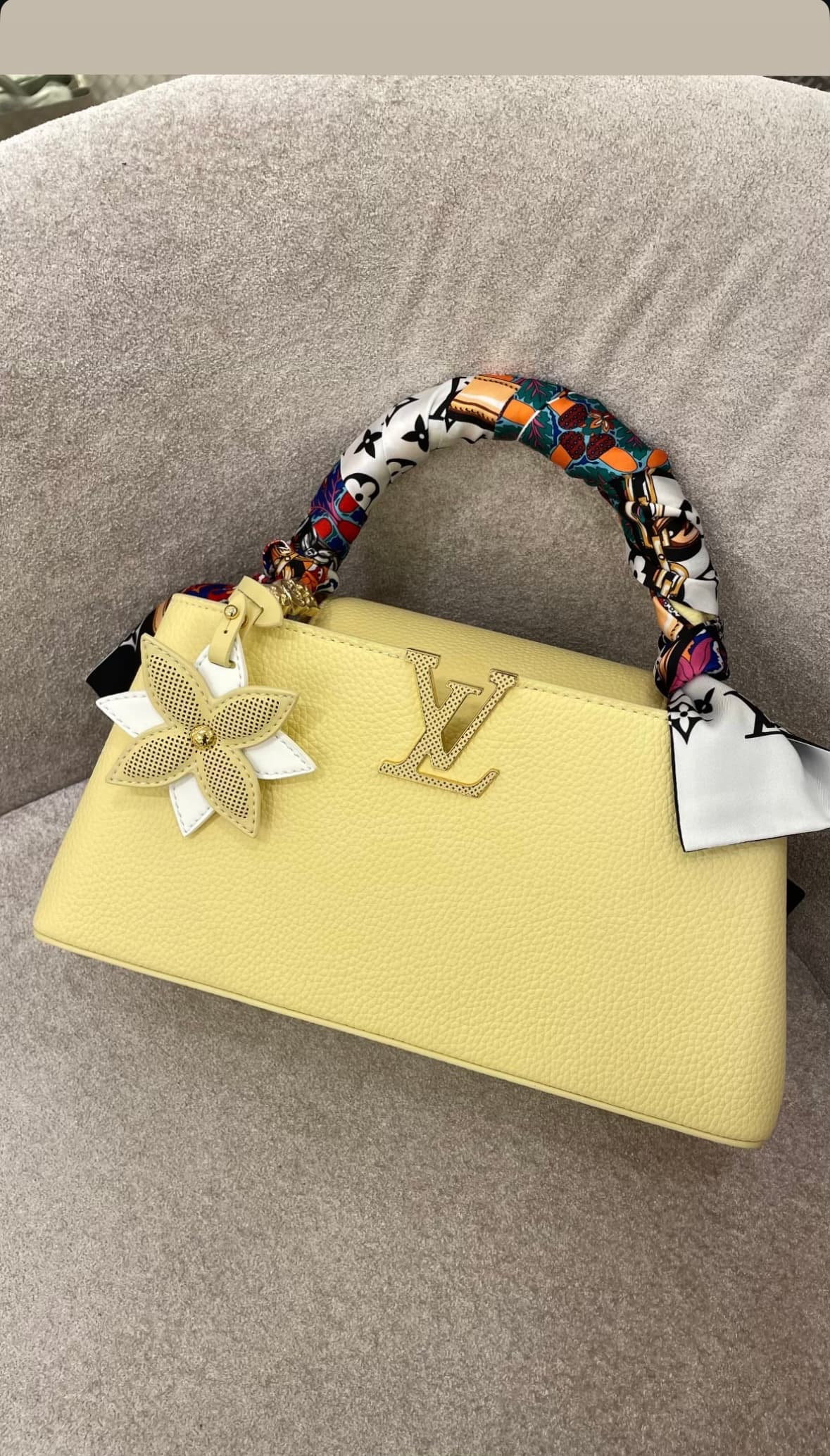 Louis Vuitton Capucines East-West — Jaune poudré